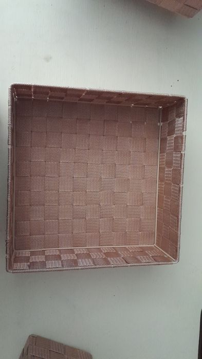 Cesto em tiras acetinadas de arrumação/decoração