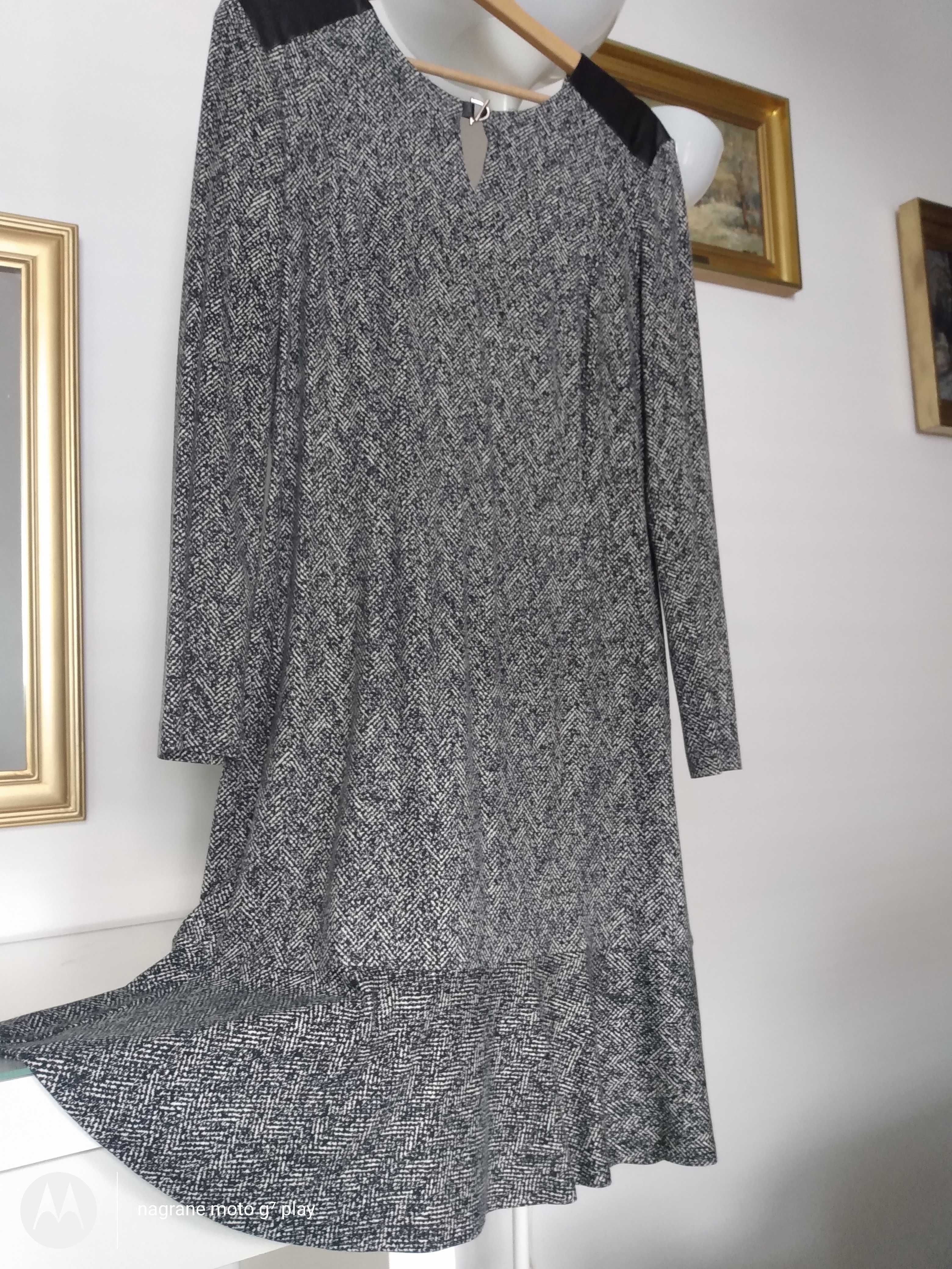 Elegancka sukienka z baskinką na dole Jean Poul