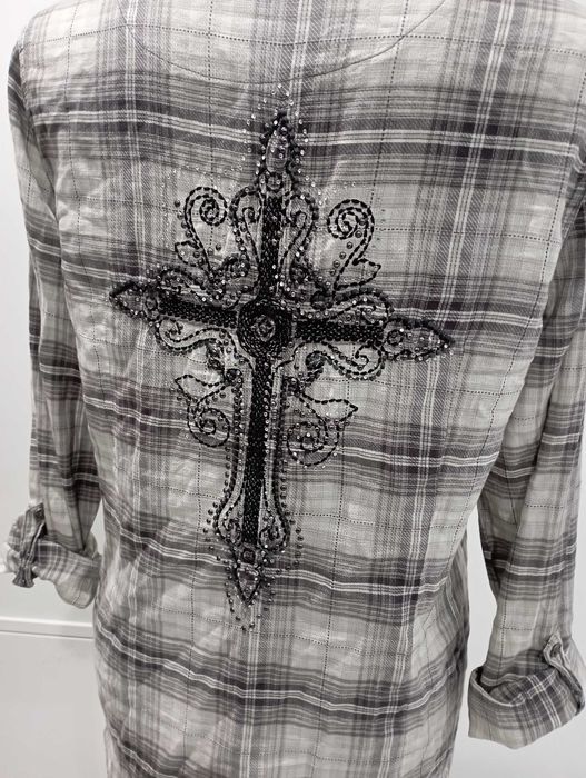 Koszula z ozdobnym krzyżem na plecach