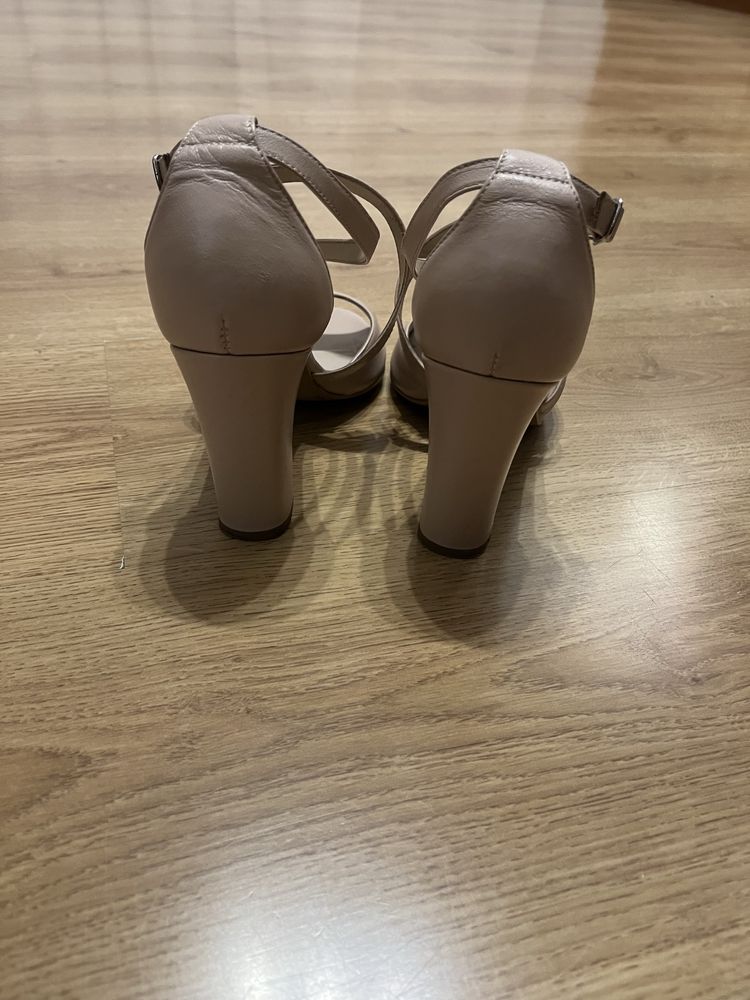 Beżowe buty na obcasie