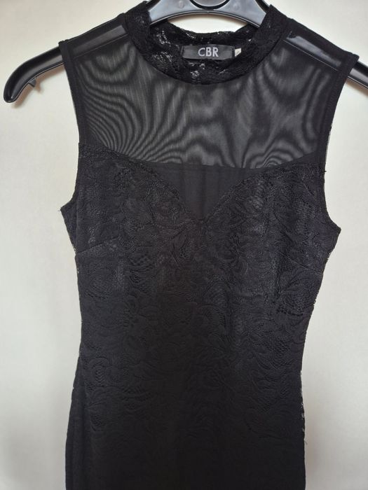 Czarna dopasowana koronkową sukienka w r. S