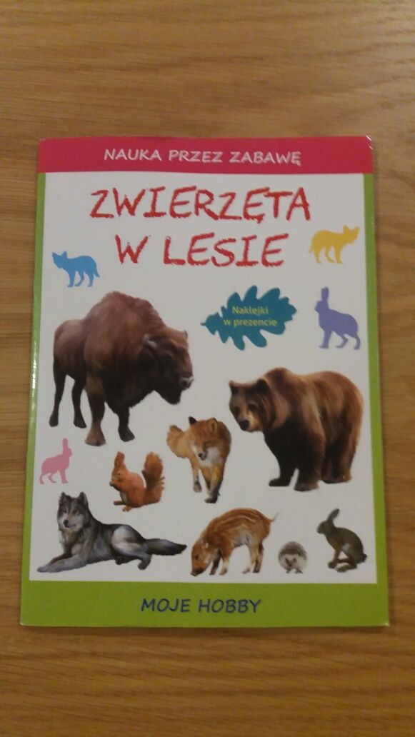 Zwierzeta w lesie. Książeczka z naklejkami.