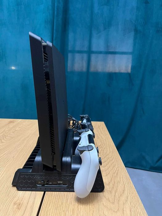 Playstation 4 com 2 comandos e suporte