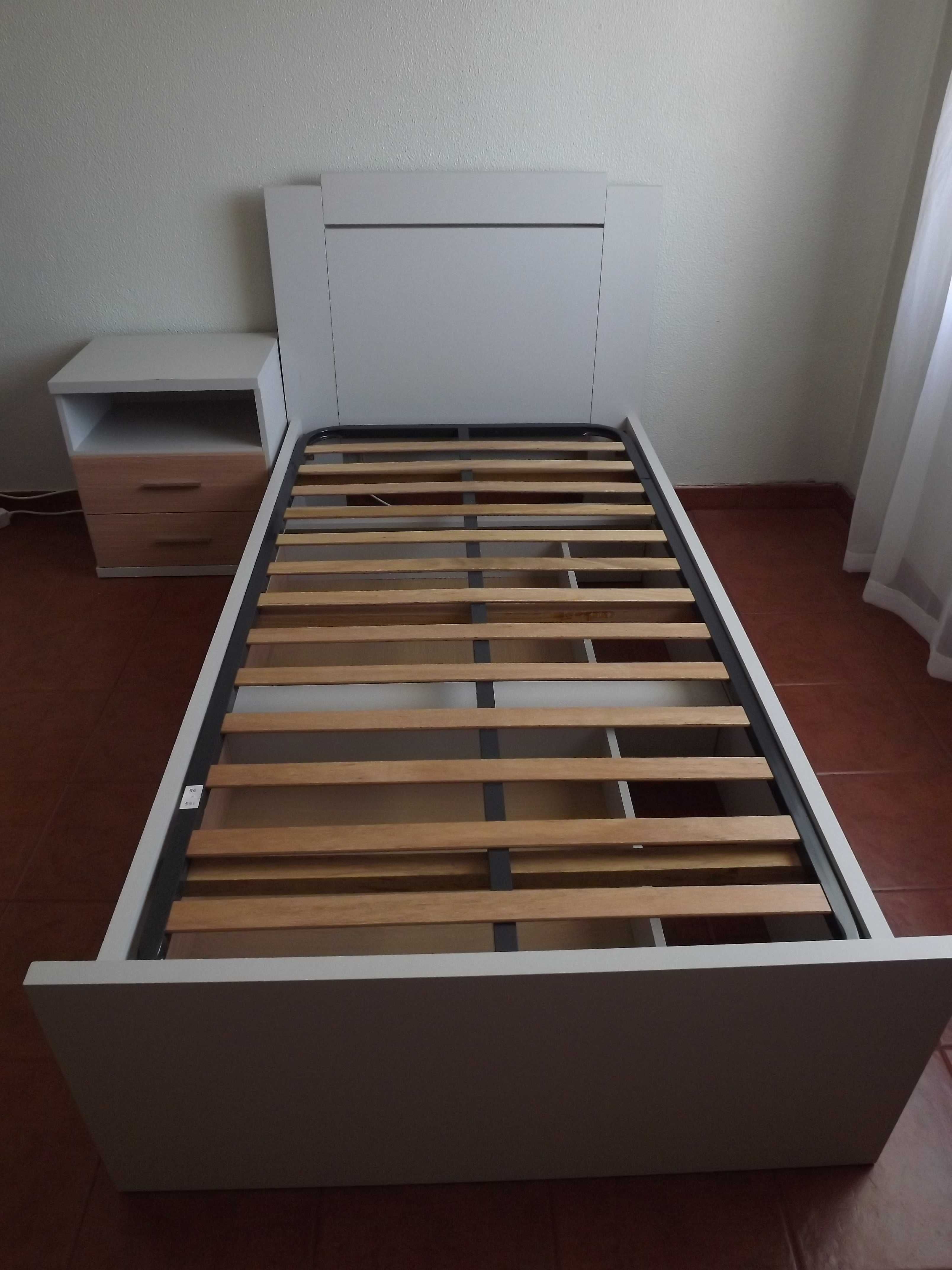 Estrutura de cama de solteiro/viúvo + estrado + mesa de cabeceira