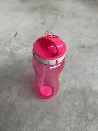 Różowy bidon pojemnik na napoje wodę