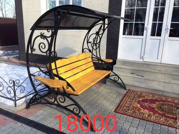 Ковані гойдалки качелі 

Надійні та стильні качелі з кованого металу.