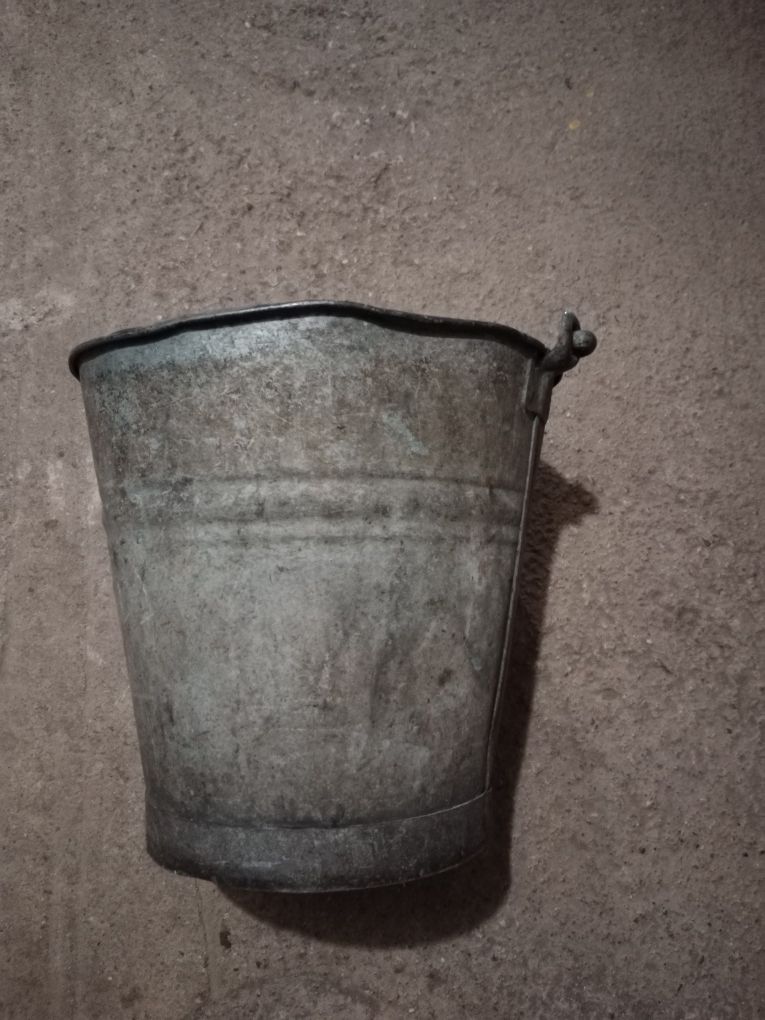 Wiadro ocynkowane z czasów PRL.