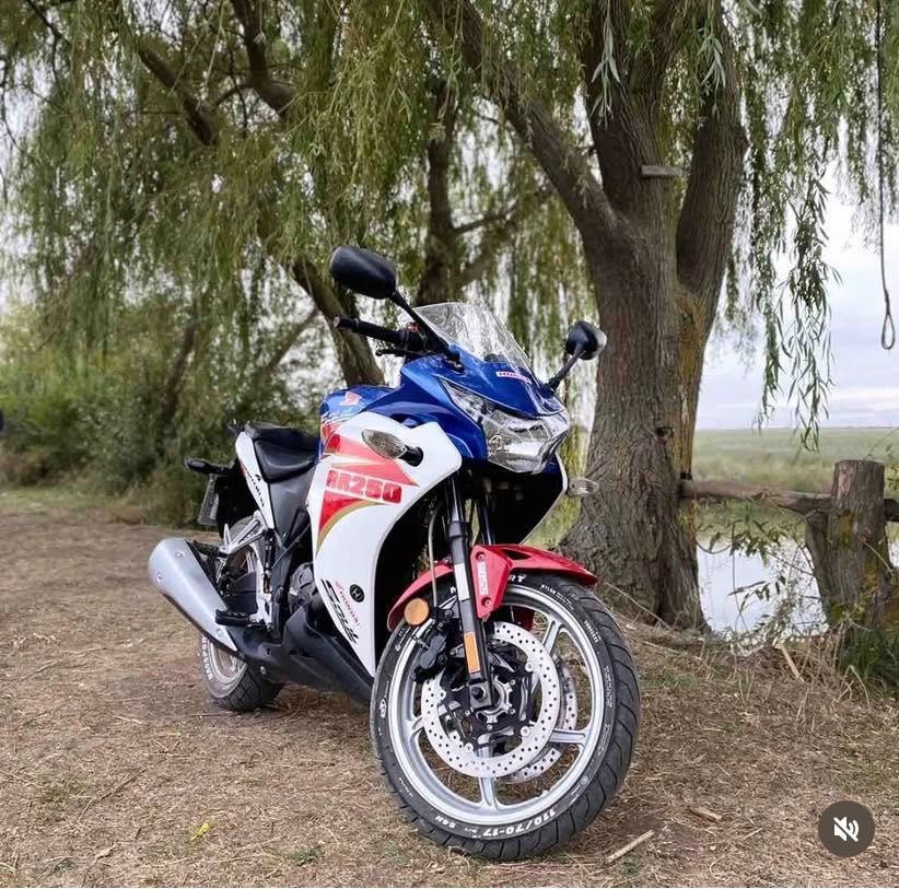 Продам мотоцикл стан 9з10 по кругу все ціле замінено цеп масло