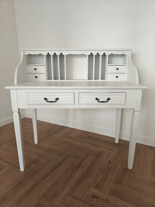 Sekretarzyk biały z nadstawką w stylu rustykalnym
