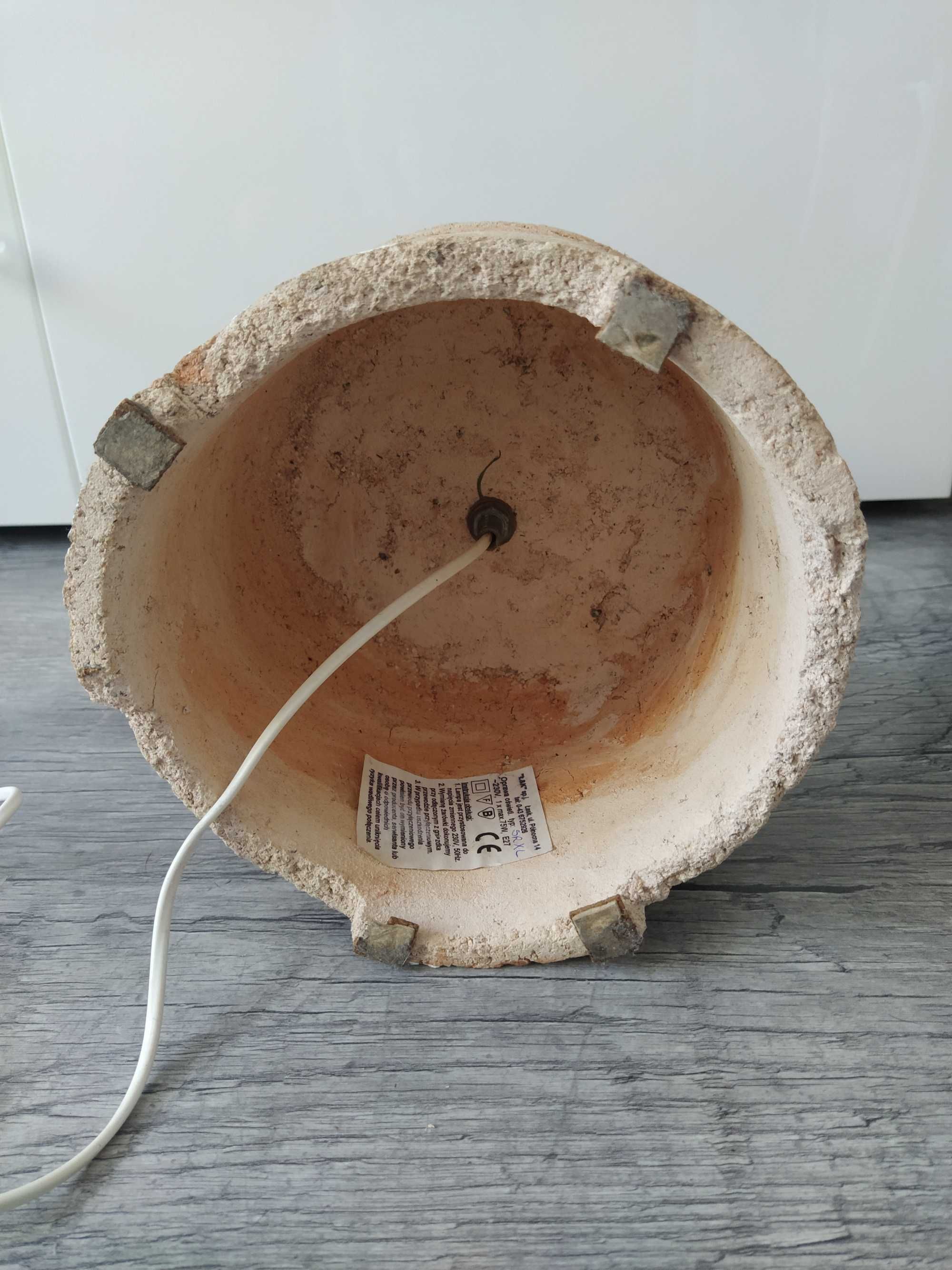 Lampka industrialna loftowa na dużej podstawie z kruszonego piaskowca