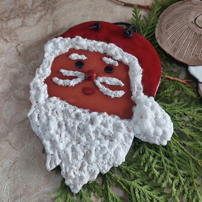 Ręcznie wykonany mikołaj ceramika, glinka w klimacie vintage