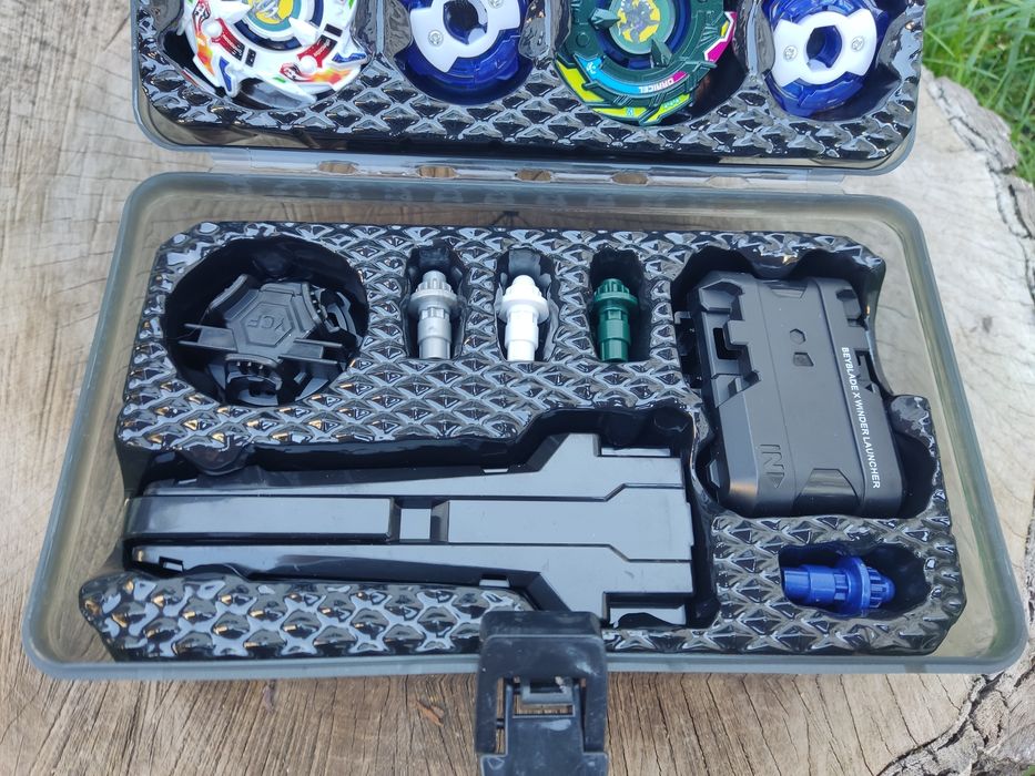 Набір Бейблейдів Beyblade X в кейсі 4 бейблейди 2 запускачі F 715