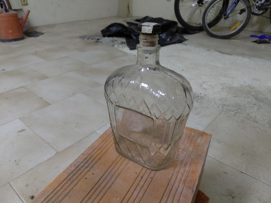 Garrafa antiga de vidro em bom estado