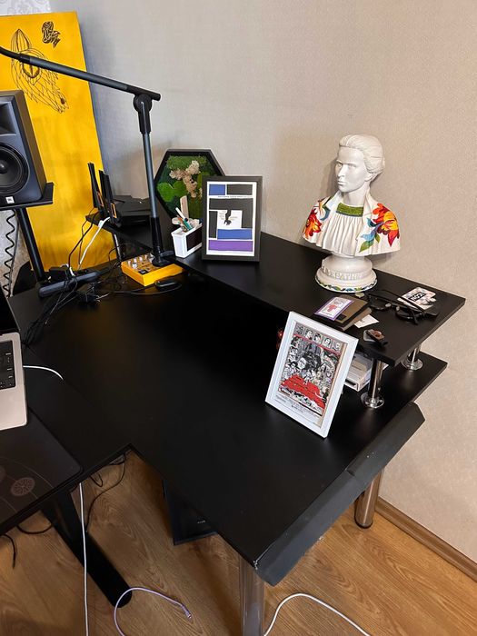 Компʼютерний чорний стіл для музиканта