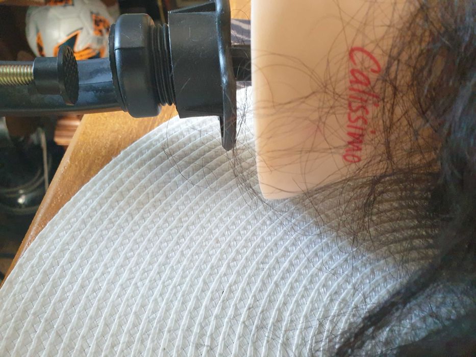 Glowa fryzjerska z uchwytem marki Calissimo.