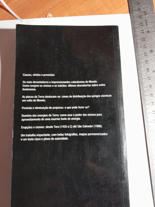 Duas obras O Tempo e Sismos e Vulcões fotos a cores