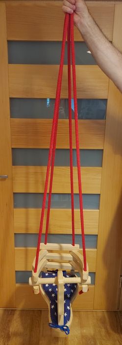 Huśtawka drewniana dla małego dziecka