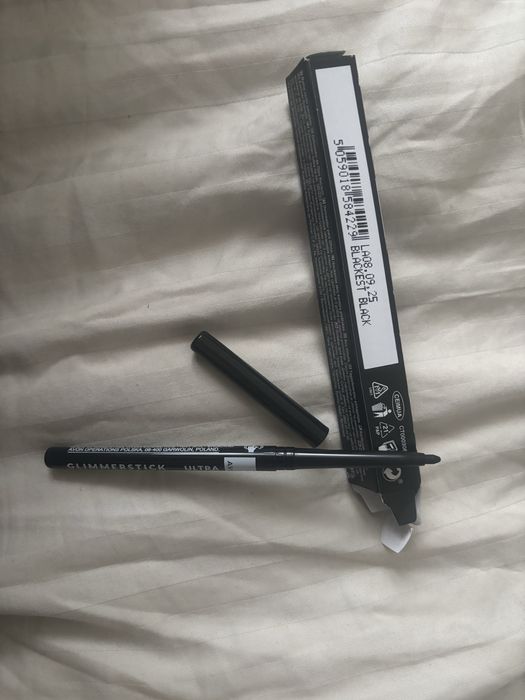 Konturowka do oczu Blackest Black Avon