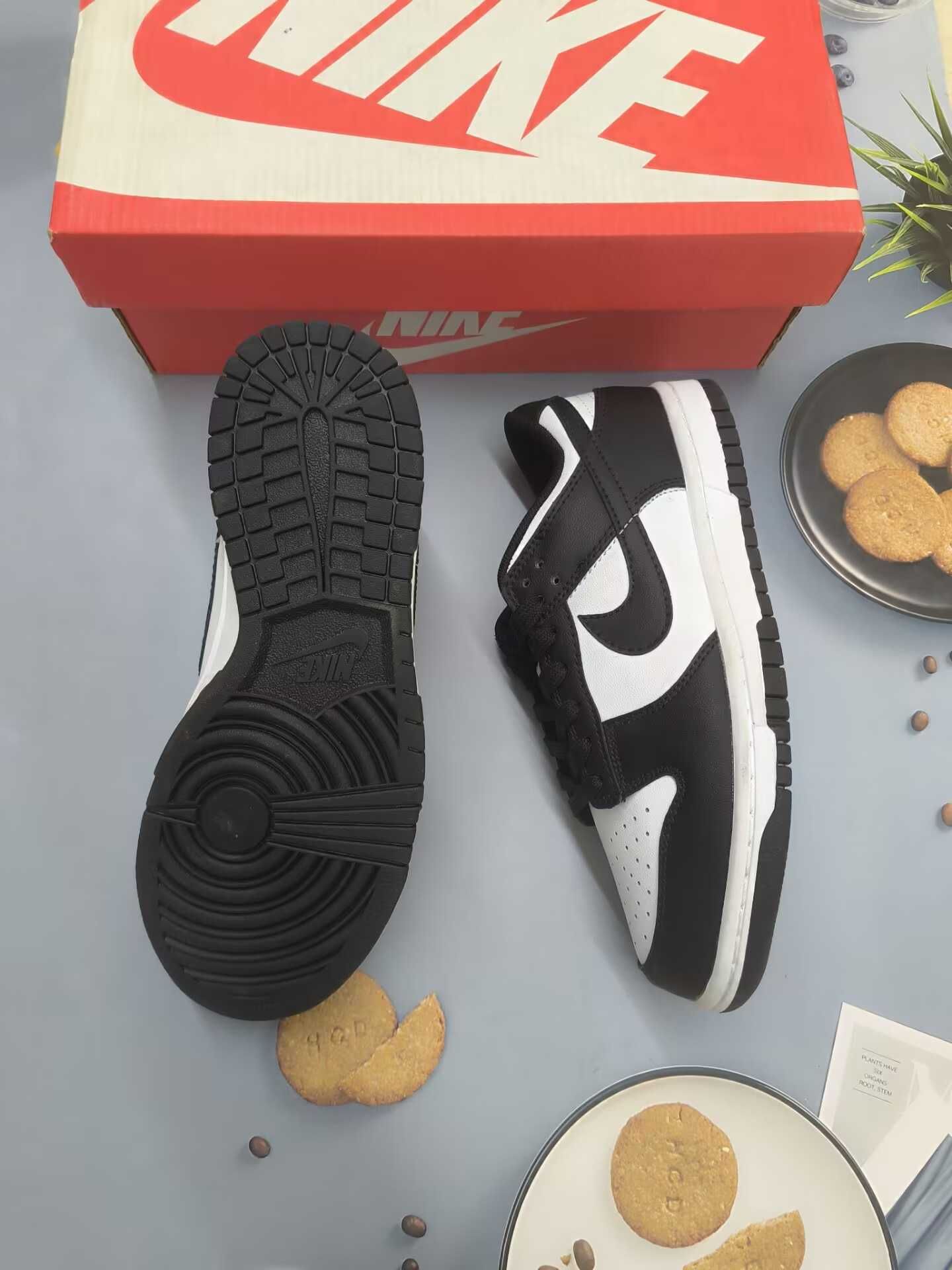 Damskie biało-czarne trampki Nike, rozmiar 38