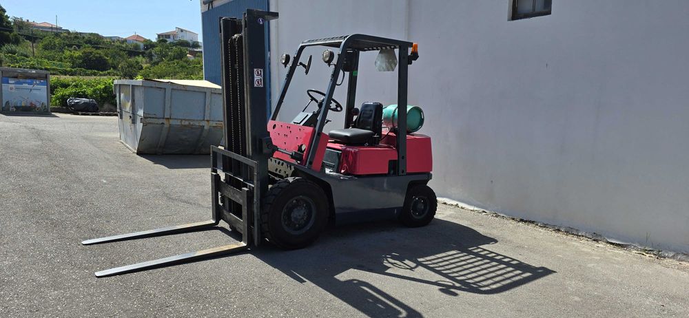 Empilhador Nissan 3000 kg - PF02A25U
