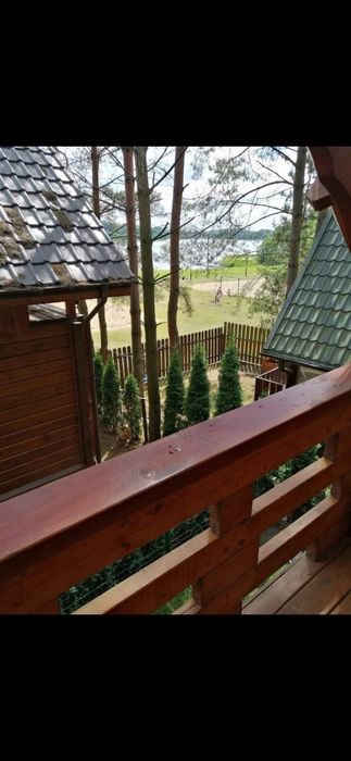 Domek w lesie nad jeziorem na Sylwestra