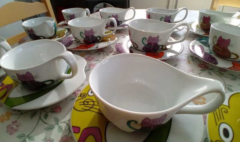 12 chávenas de chá com pires - Porcelana - Loja do Gato Preto