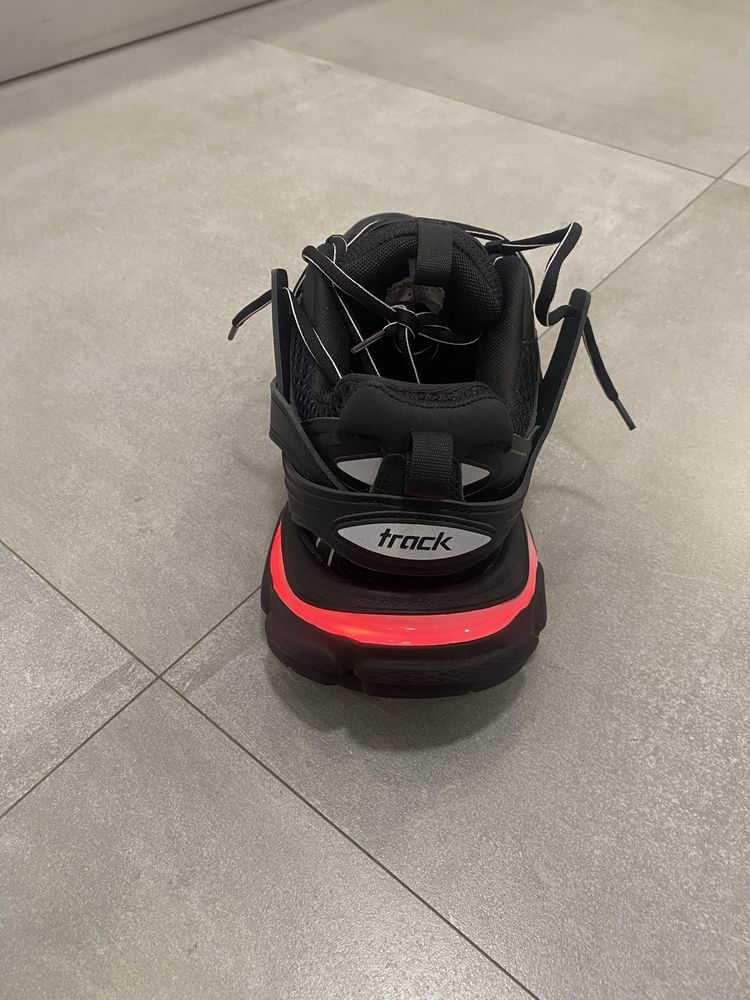 Balenciaga track runner led