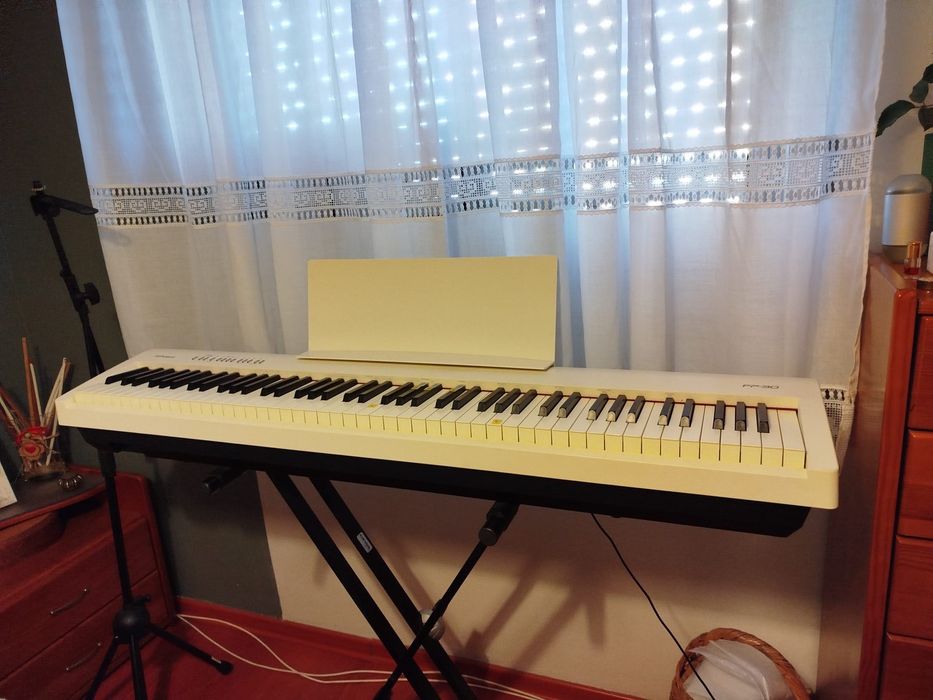 Piano digital, suporte, tripé e conjunto de som