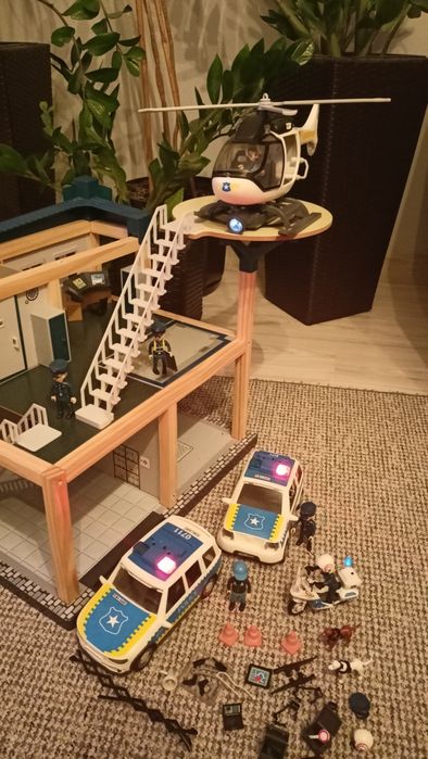 Posterunek policji, auta, motor, helikopter figurki