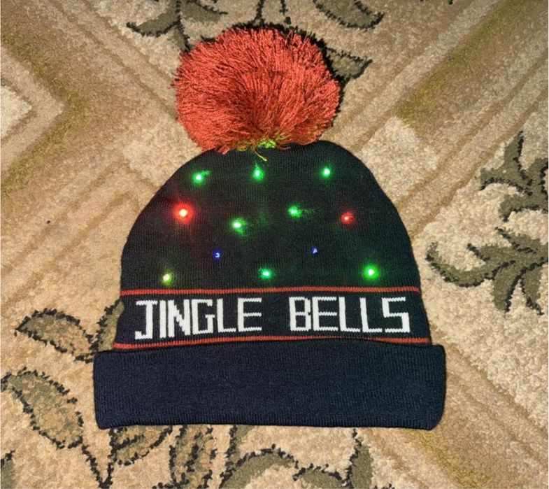 В'язана світяща шапка з новорічним візерунком,