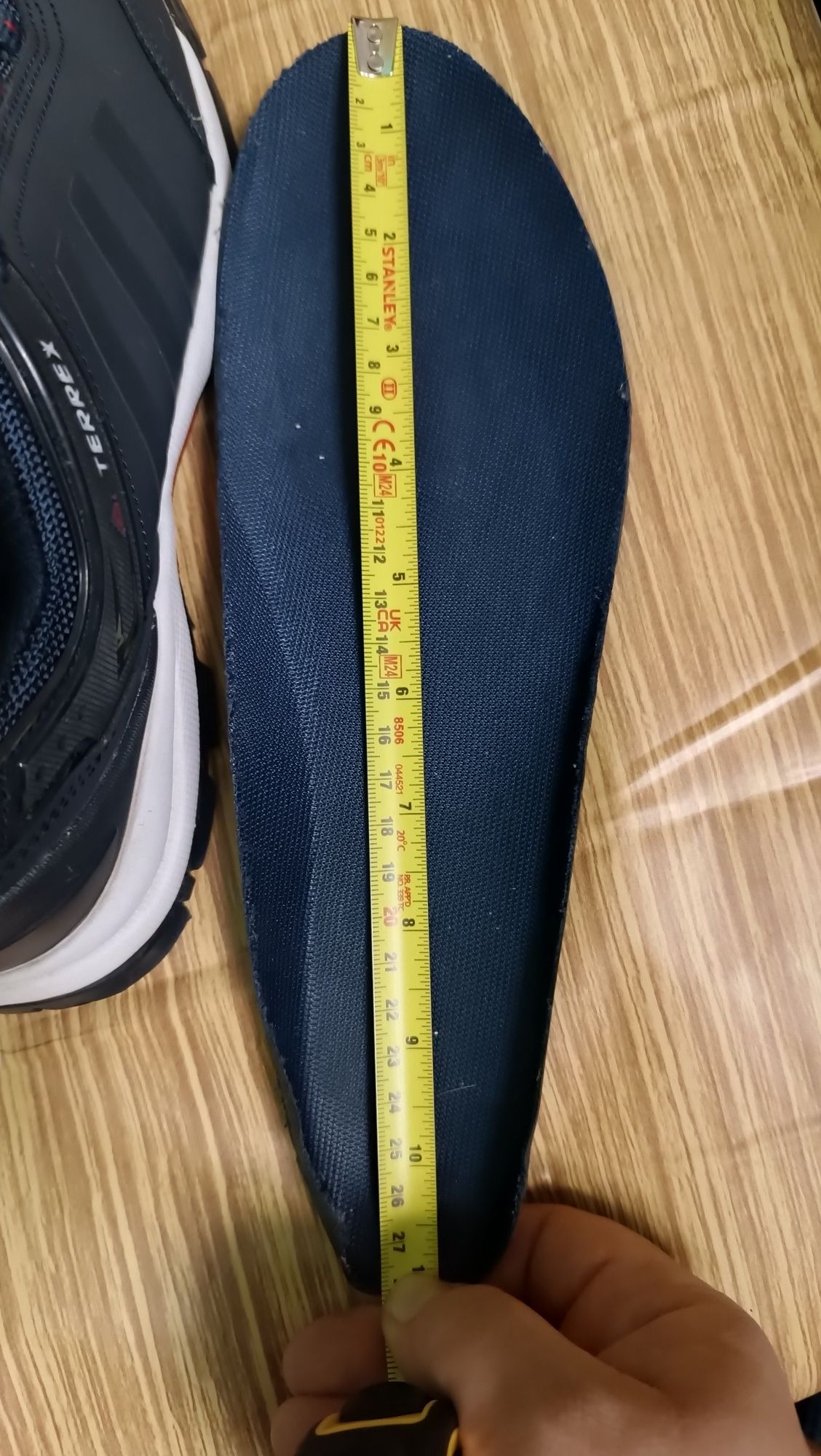 Кросівки унісекс від Adidas.