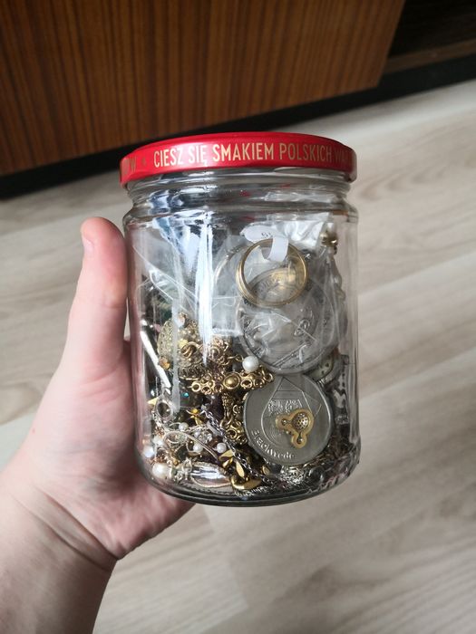 Słoik z używana sztuczna stara biżuteria vintage zegarki naszyjniki