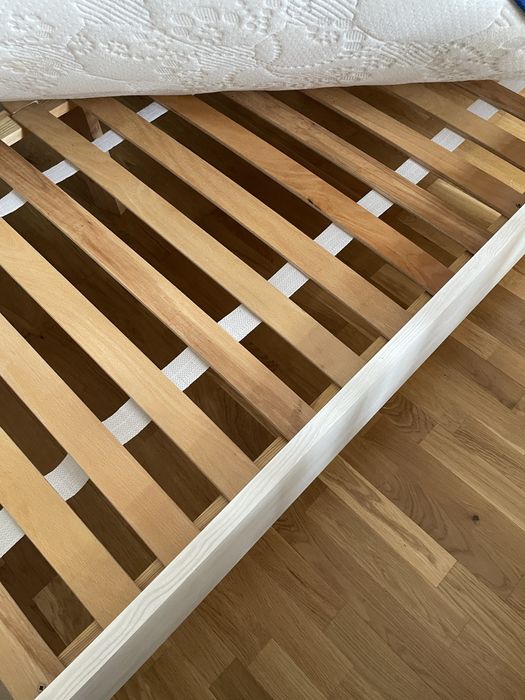 Ліжко двох спальне з матрацом та двома тумбочками