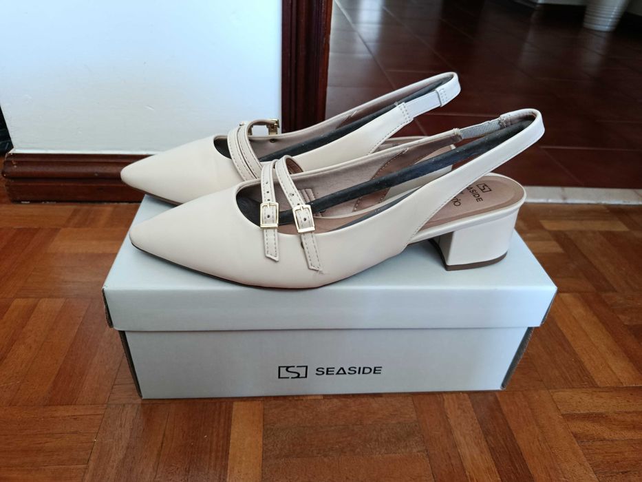 Sapatos Mary Jane bicudos abertos atrás