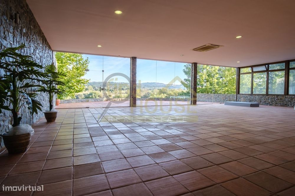 Quinta com Moradia, piscina e área para Loft com vista frontal para o