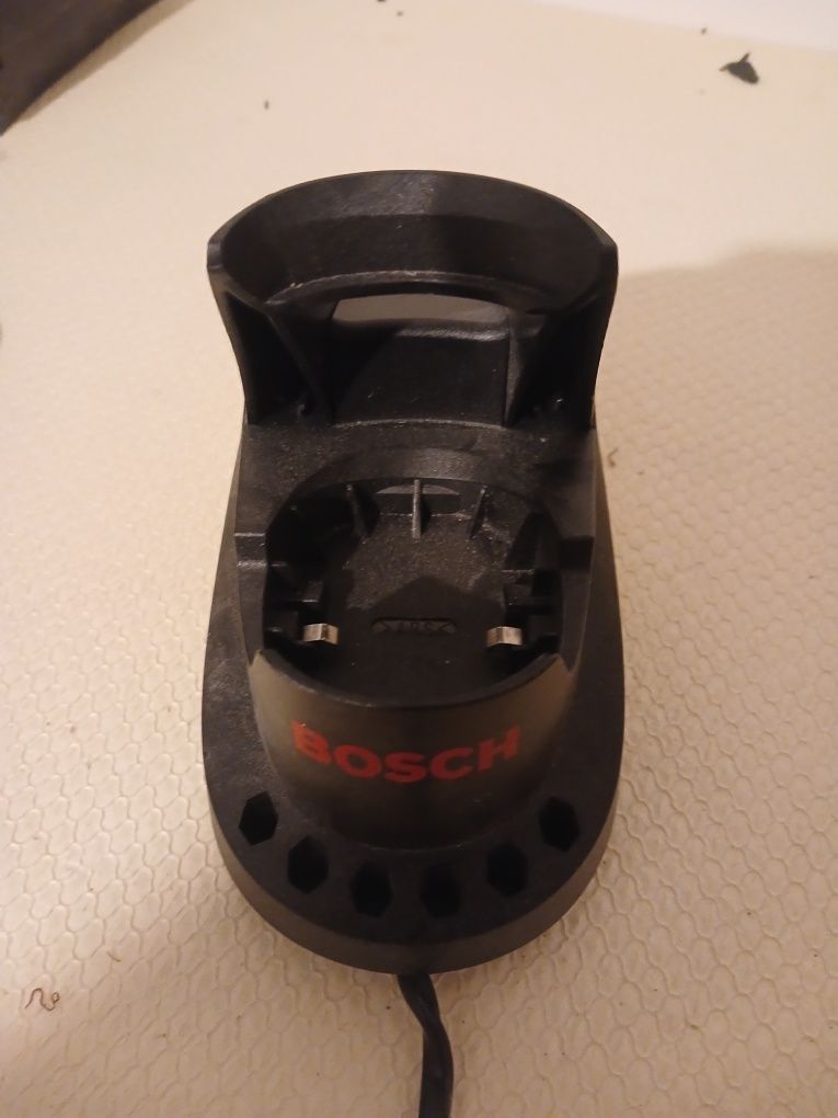 Зарядий пристрій Bosch