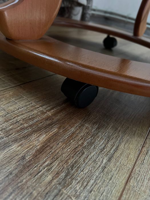 Журнальний кавовий столик натуральне дерево гартоване скло на колесах