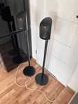 Kolumny Bowers & Wilkins M1 na standach