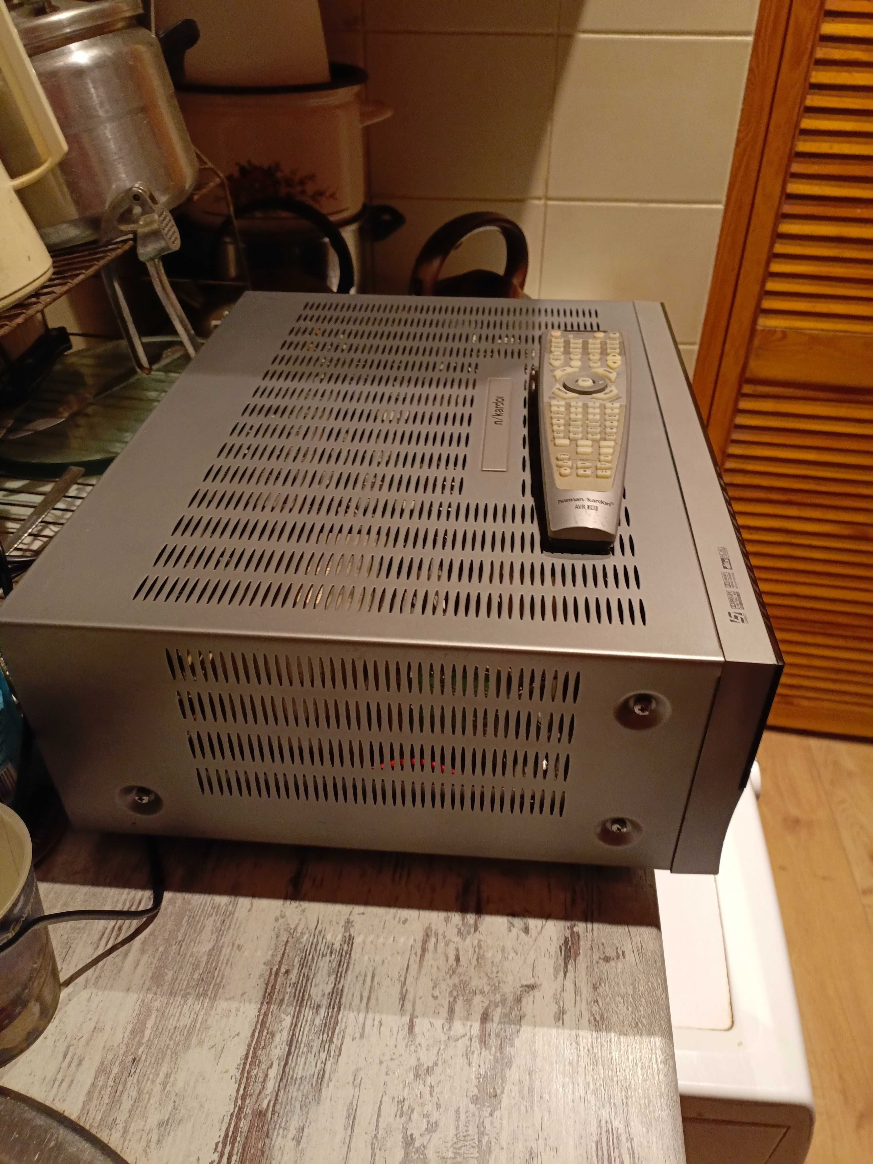Sprzedam amplituner harman kardon AVR 240/230 z oryginalnym pilotem.