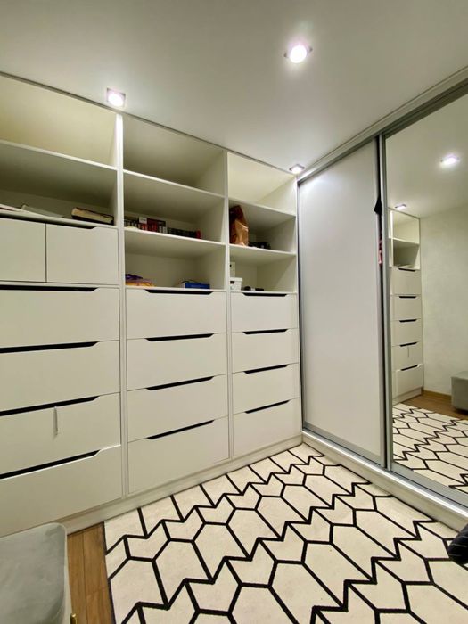 Продам 5 ком. с АО 5 мкрн.