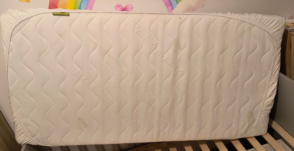 Łóżeczko-tapczan i komoda