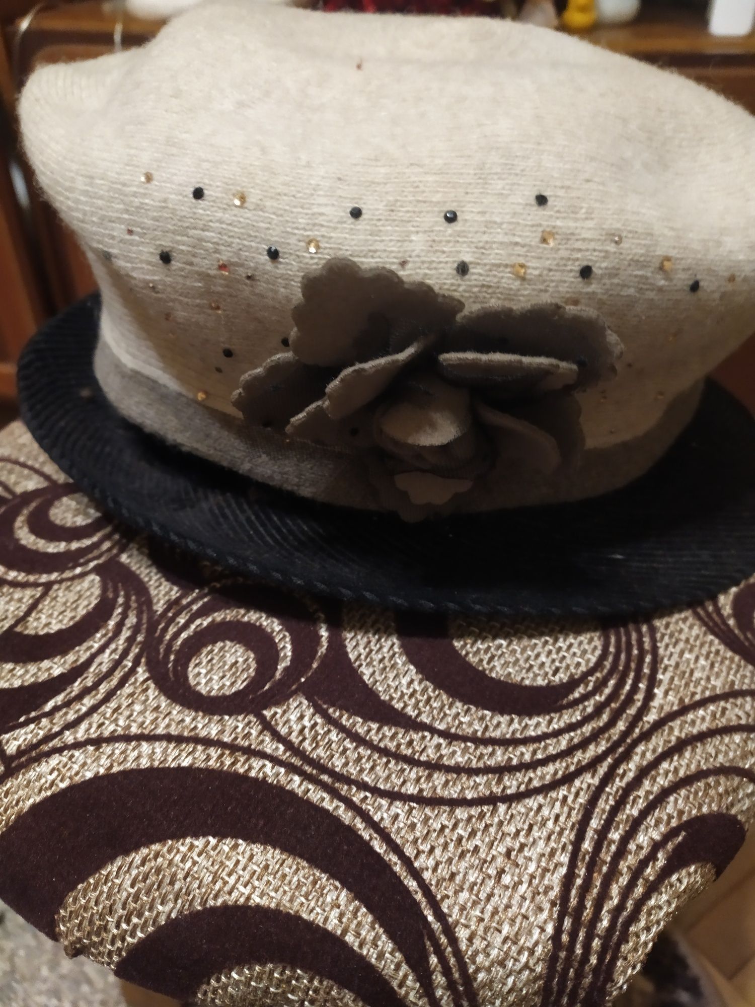 Шляпа,шляпка,берет шерстяной, двойной,беж, украшен декоративным цветко