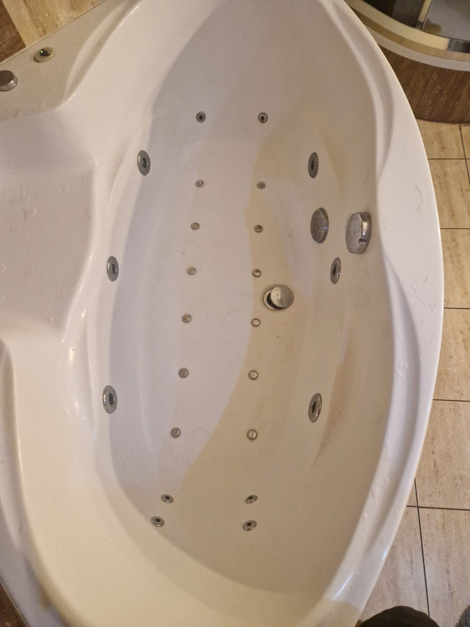 Wanna z hydromasażem.