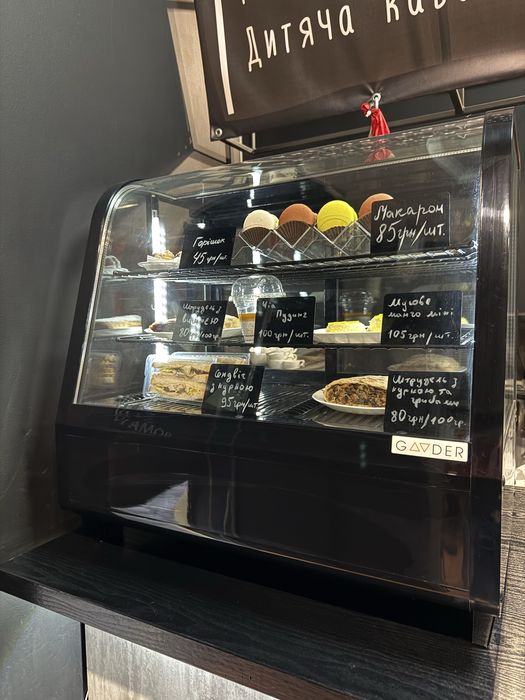 Холодильна вітрина з підсвіткою