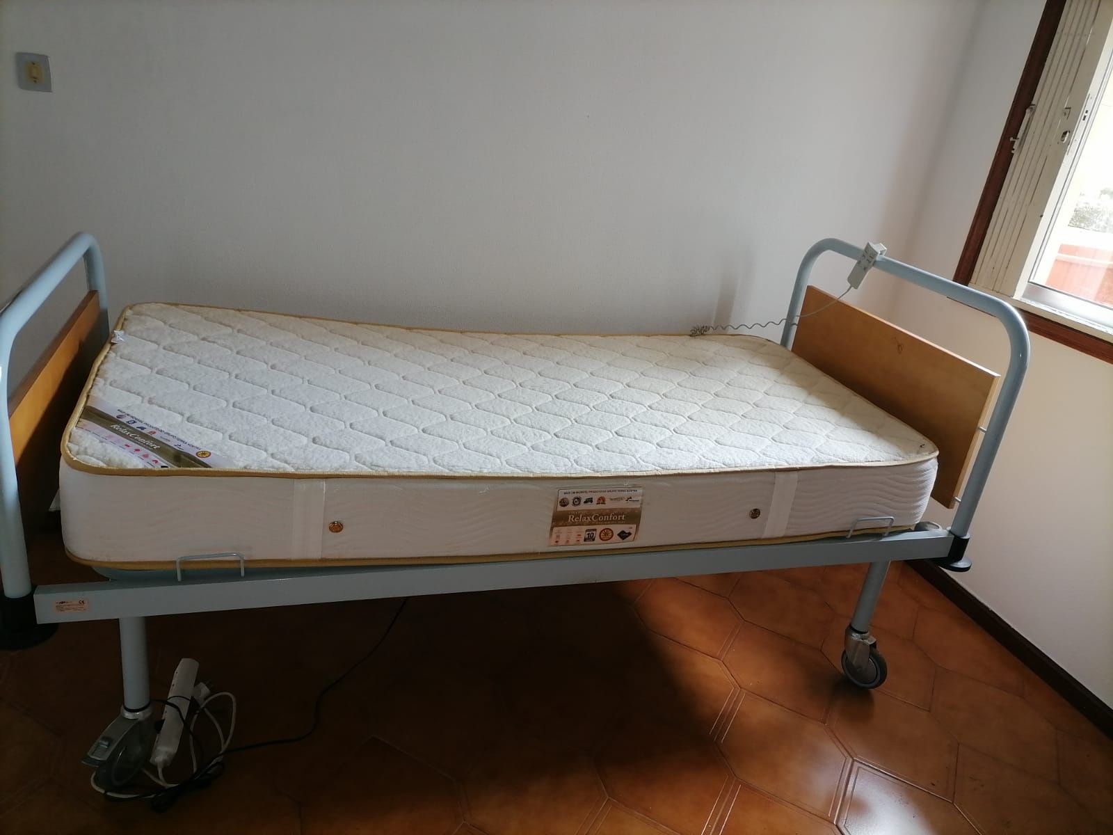 Cama articulada para idoso