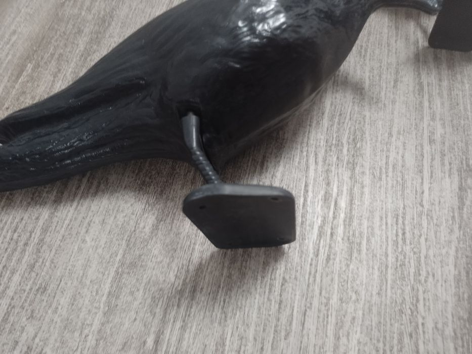 Sprzedam dwa plastikowe kruki do odstraszania ptaków.
