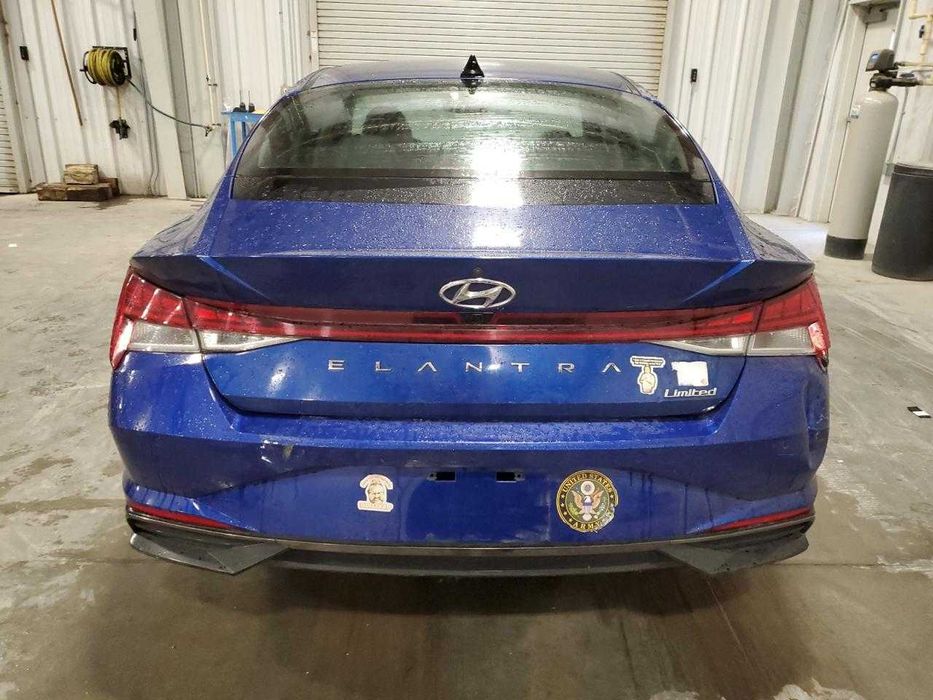 Hyundai Elantra Limited 2021 .