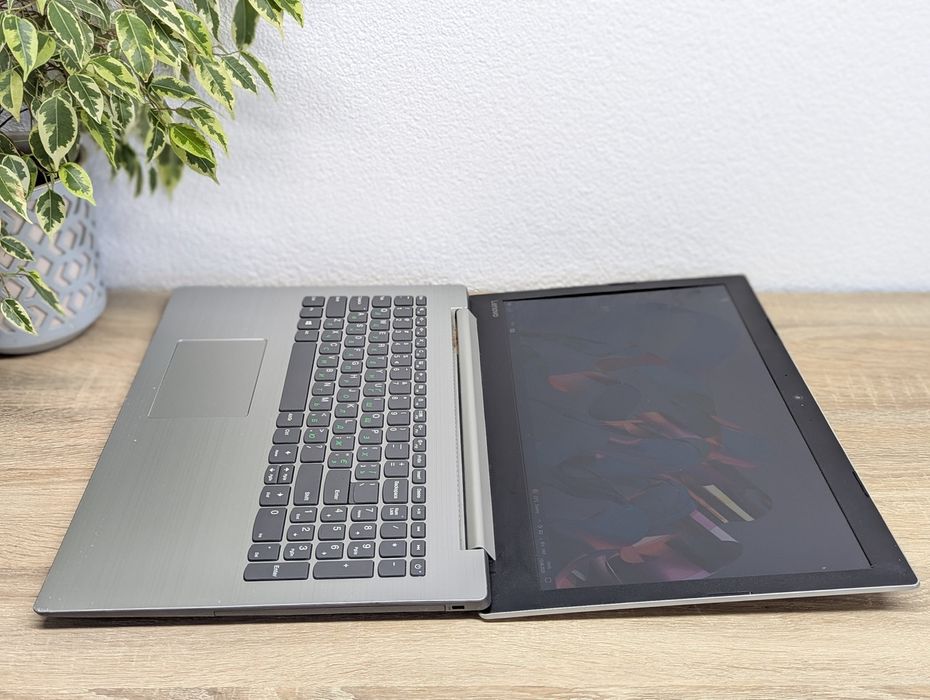 Продам класний, 4-х ядерний ноутбук Lenovo 330-15IKB