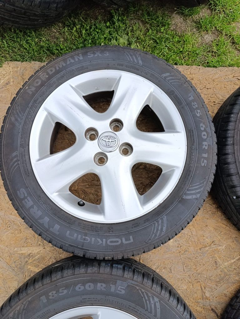 Koła 15 4x100 Toyota Yaris oryginalne 185 60 R15 Nokian letnie 2022r