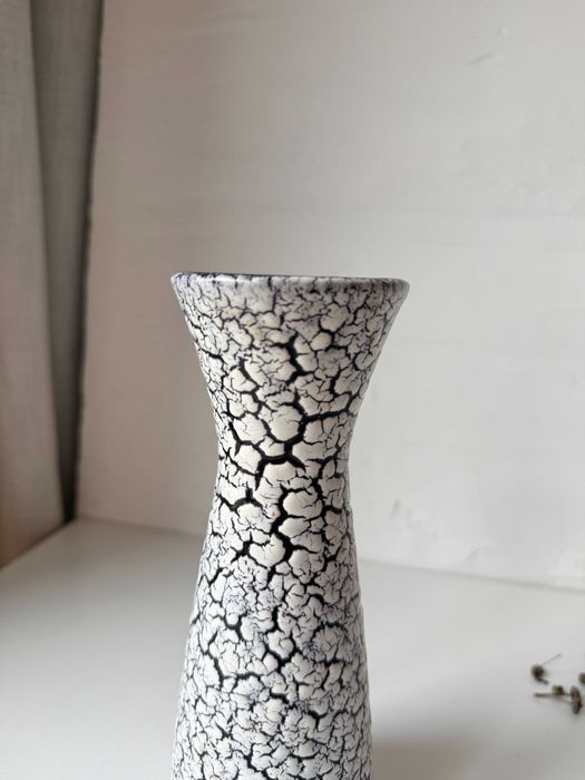 Biało-czarny wysoki wazon. Spękania. Wazonik. Świecznik.